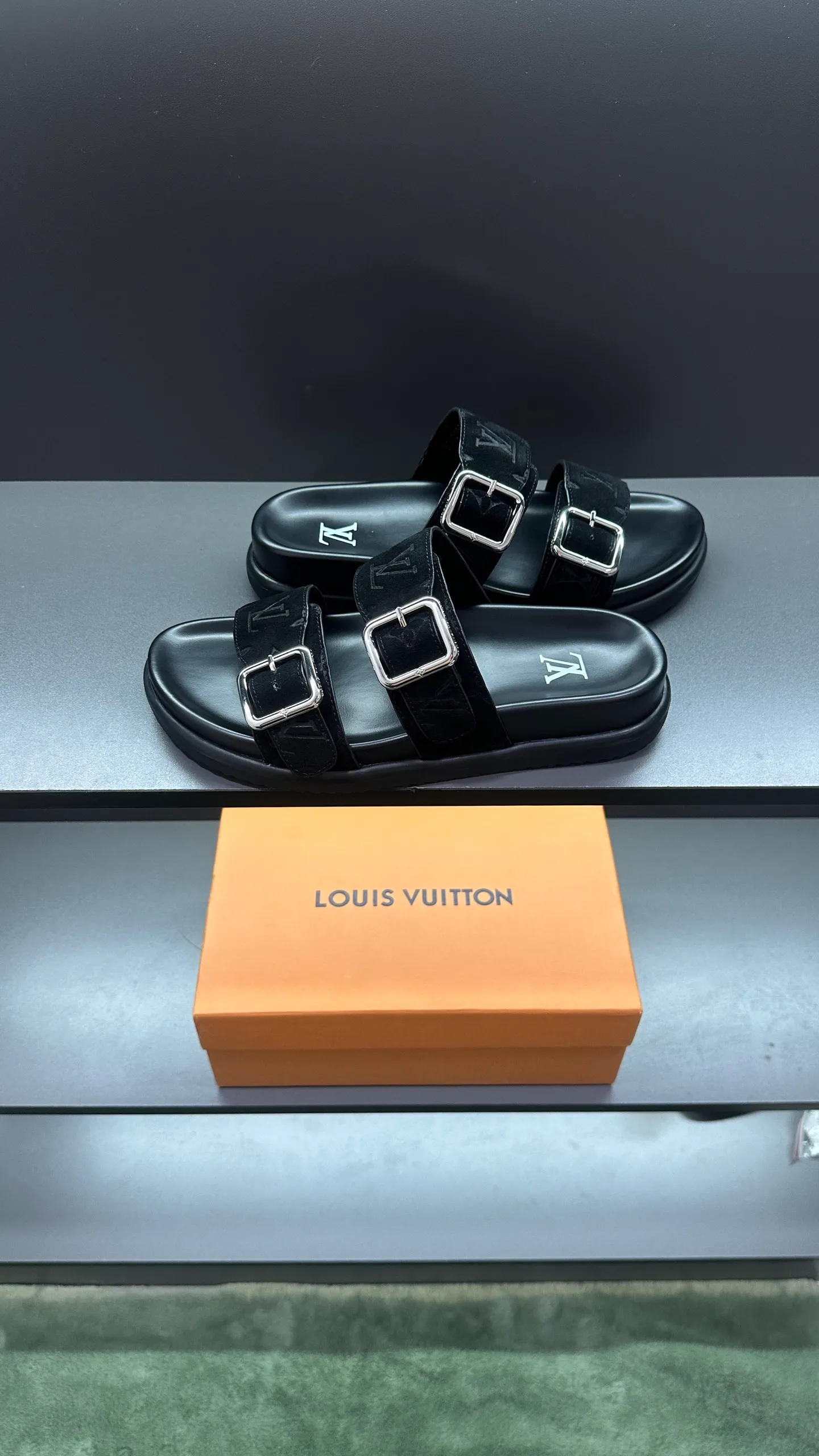 P340 🔍LV Men's Spring and Summer Slippers Counter Synchronization. The uppers are imported cowhide fabrics from Italy, with logo graphics and high-quality craftsmanship. Soles: original soles specially provided by the original factory. Exclusive movable molded soles are super comfortable. Original factory follow-up orders. 🔍🔍High quality. You can enter and leave the counter at will. Welcome to compare. Code number 38-45 No. 058